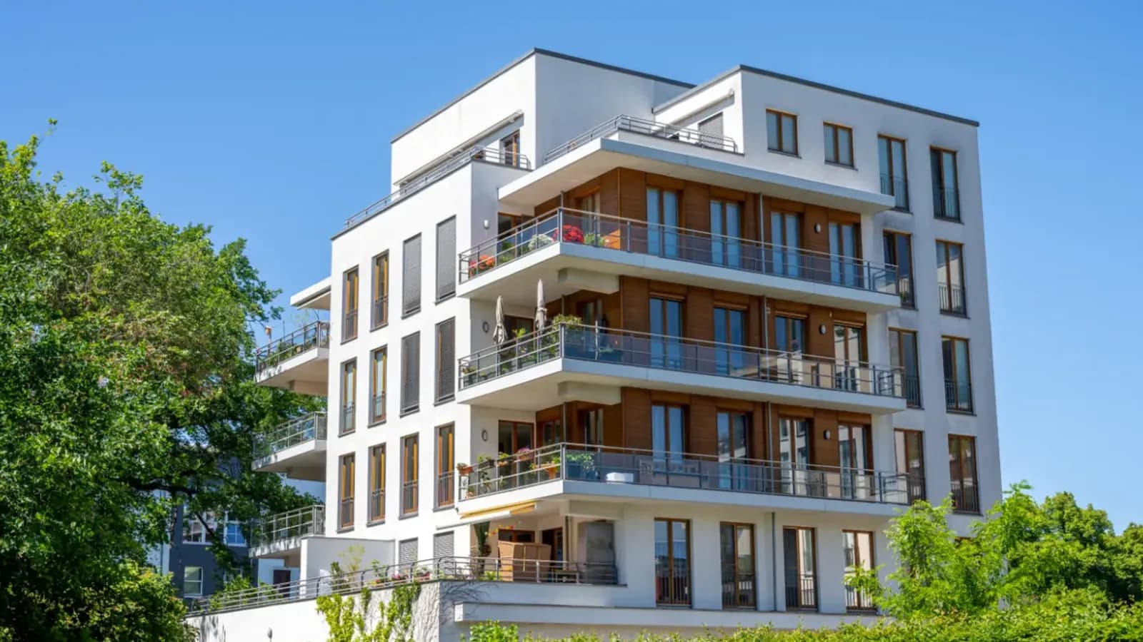 Vermieter analysiert Dachflächenpläne